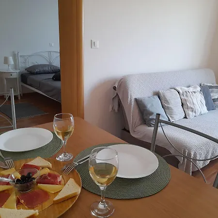 Bezauberndes In Nur 500 Meter Zum Mit Privatem Balkon Rovigno